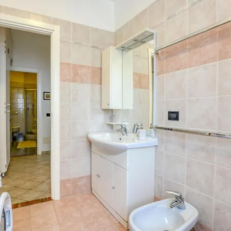 2 Bedroom Stunning In *
