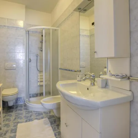 2 Bedroom Stunning In Moneglia